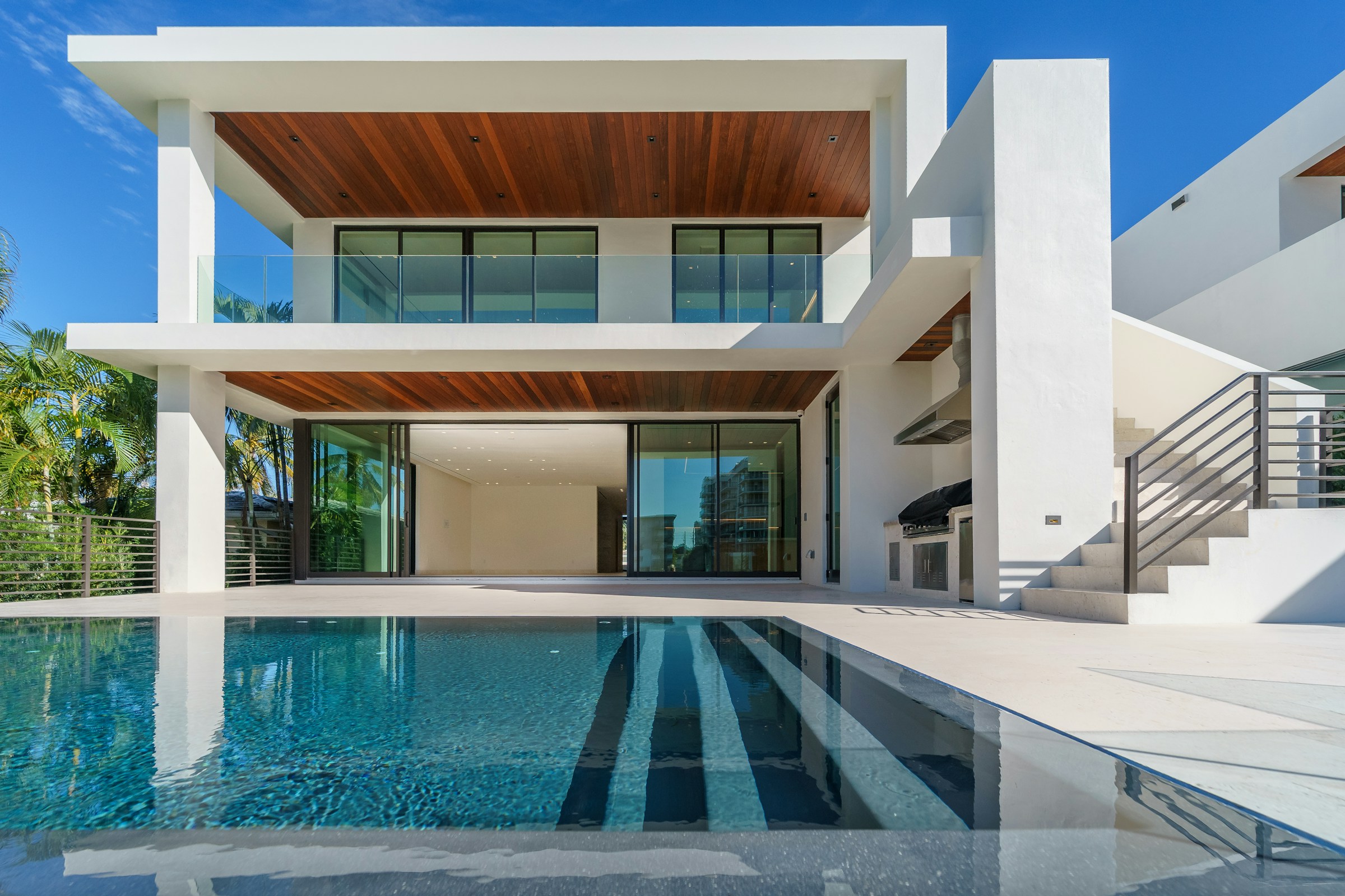 Moderne Villa mit Poolterrasse – Immobilienfotografie von Propus